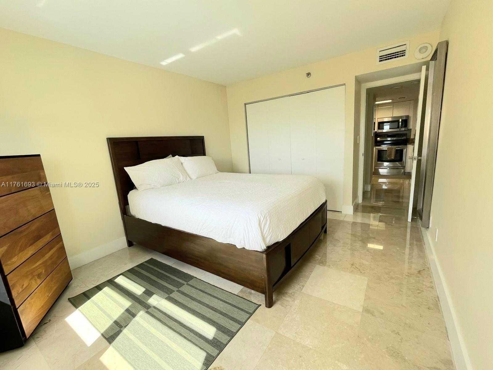 Small Image of 770 CLAUGHTON ISLAND DR #904, Miami Number 17