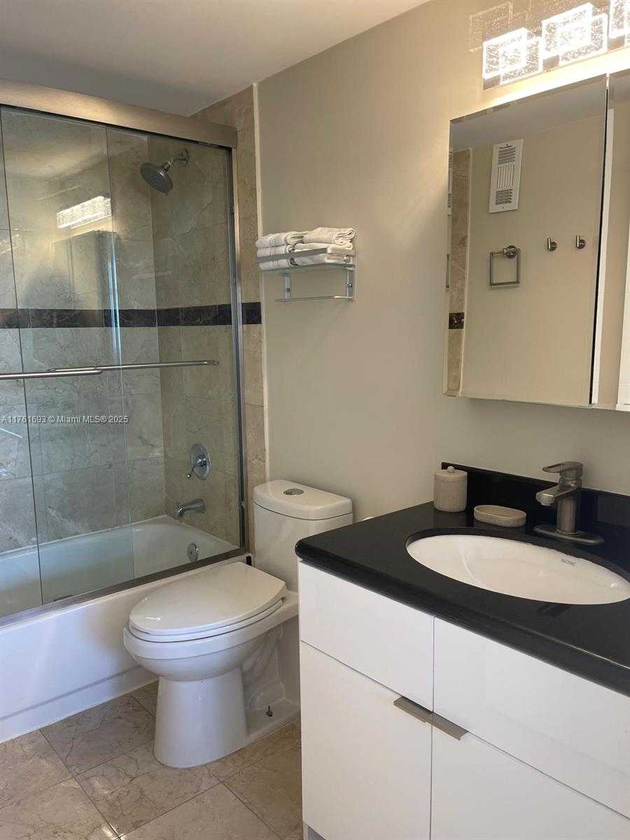 Small Image of 770 CLAUGHTON ISLAND DR #904, Miami Number 18