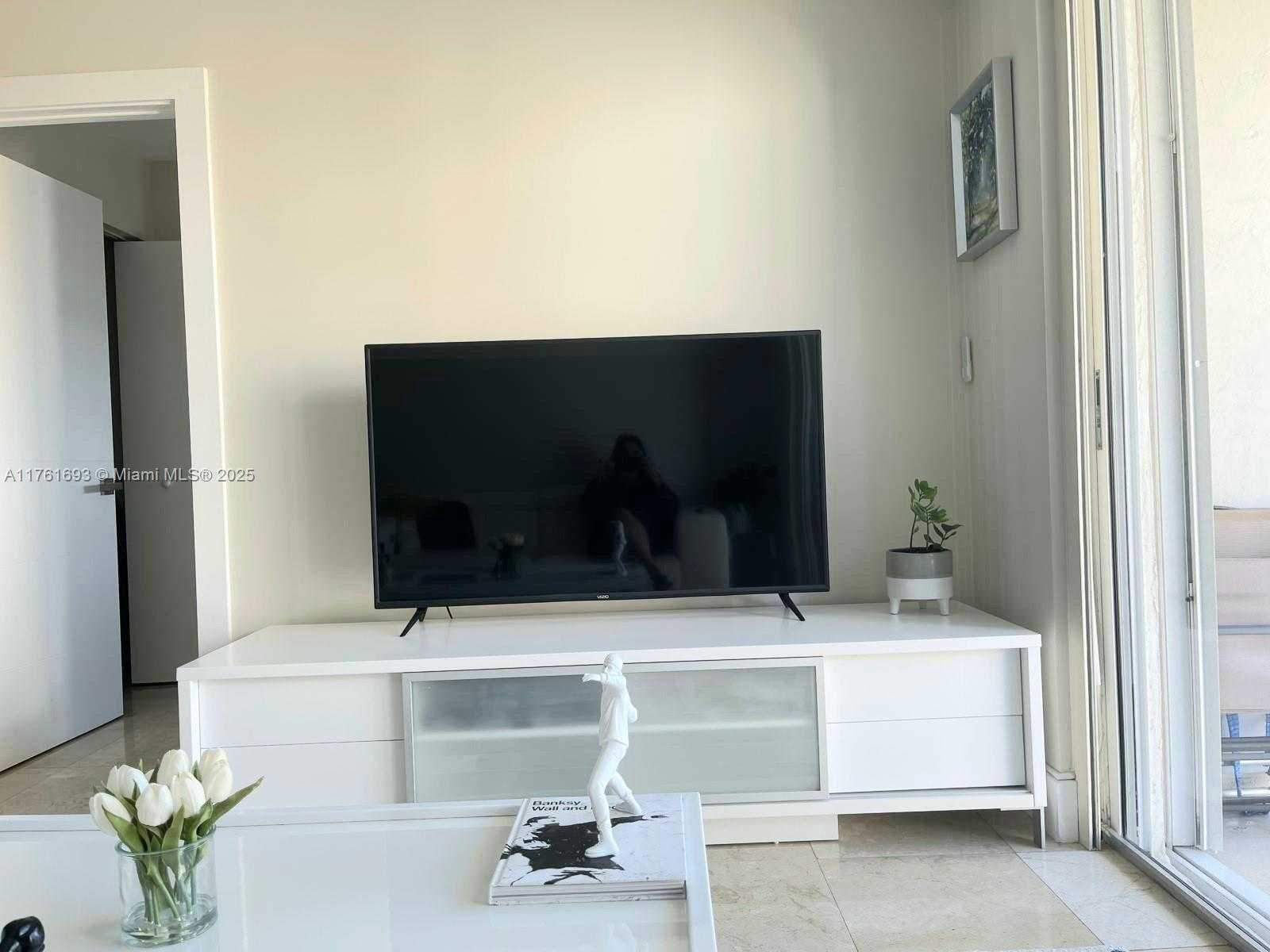 Small Image of 770 CLAUGHTON ISLAND DR #904, Miami Number 7
