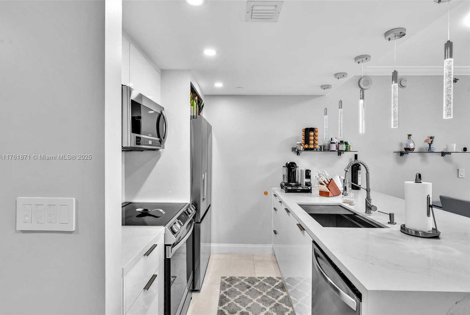 Small Image of 1800 SOUTH OCEAN DR #906, Hallandale Beach Number 7
