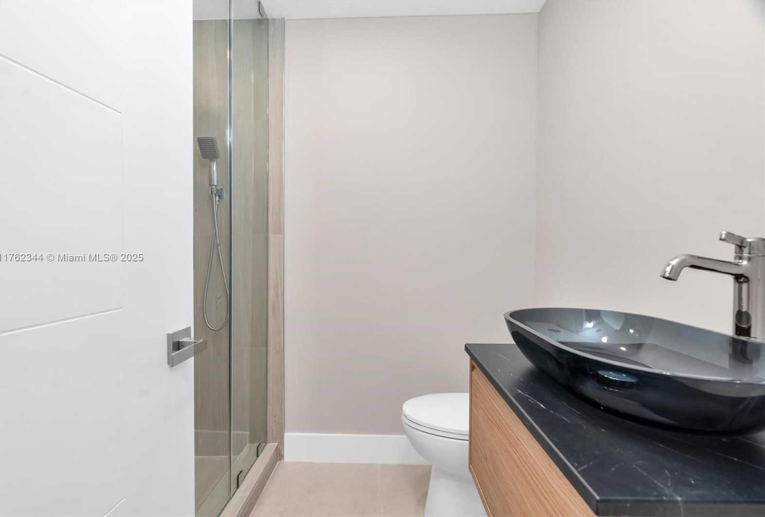 Small Image of 5255 Collins Ave, Miami, FL 33140, USA Number 11