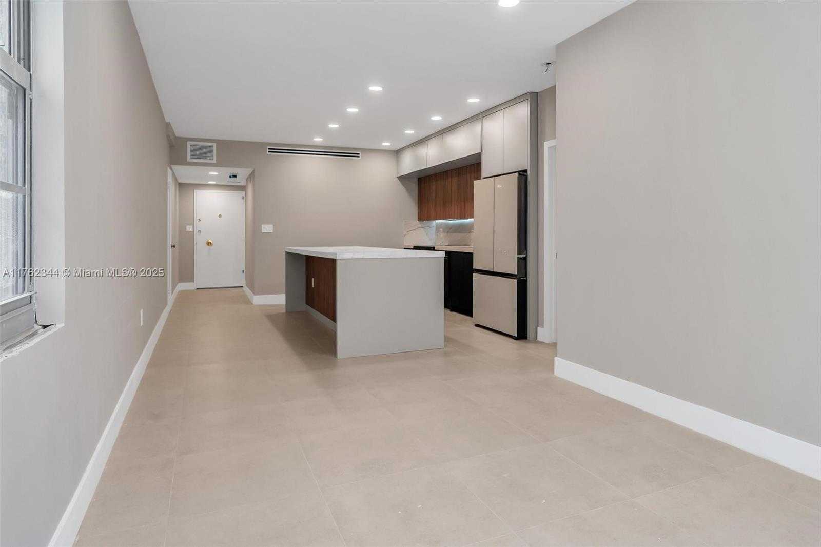Small Image of 5255 Collins Ave, Miami, FL 33140, USA Number 2