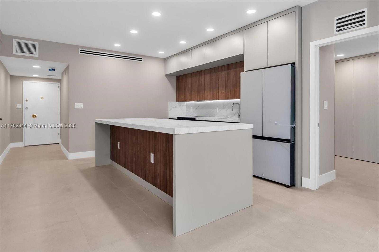 Small Image of 5255 Collins Ave, Miami, FL 33140, USA Number 3