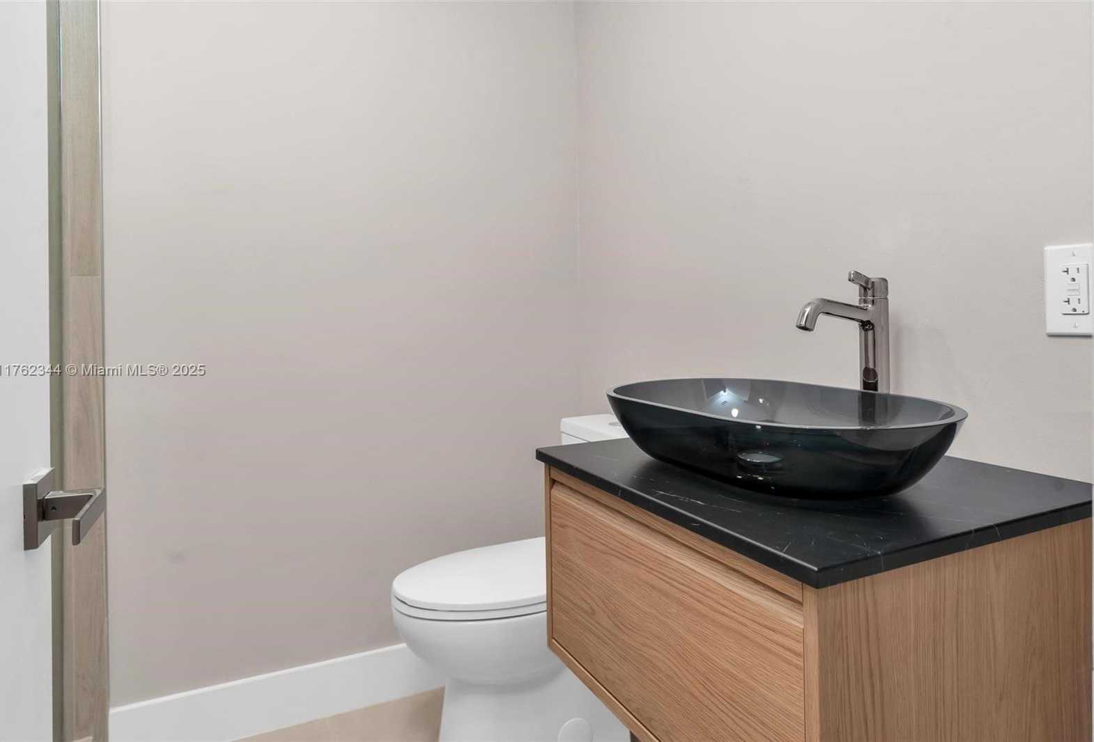Small Image of 5255 Collins Ave, Miami, FL 33140, USA Number 38