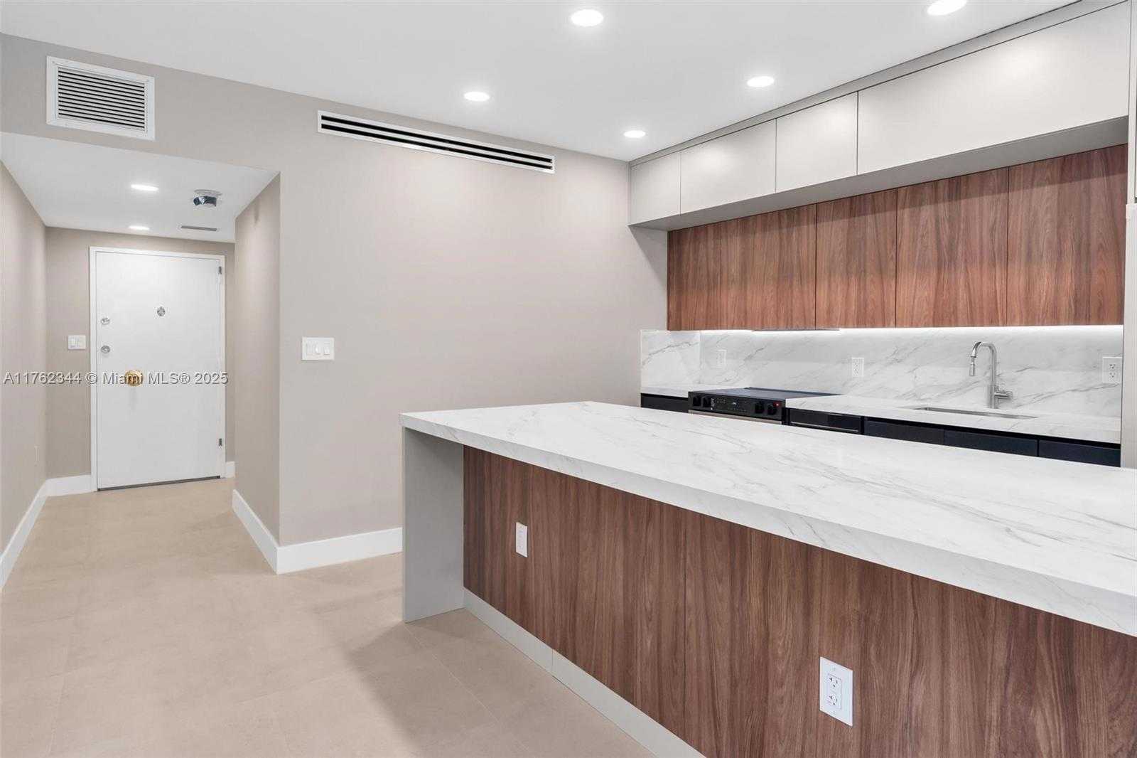 Small Image of 5255 Collins Ave, Miami, FL 33140, USA Number 4