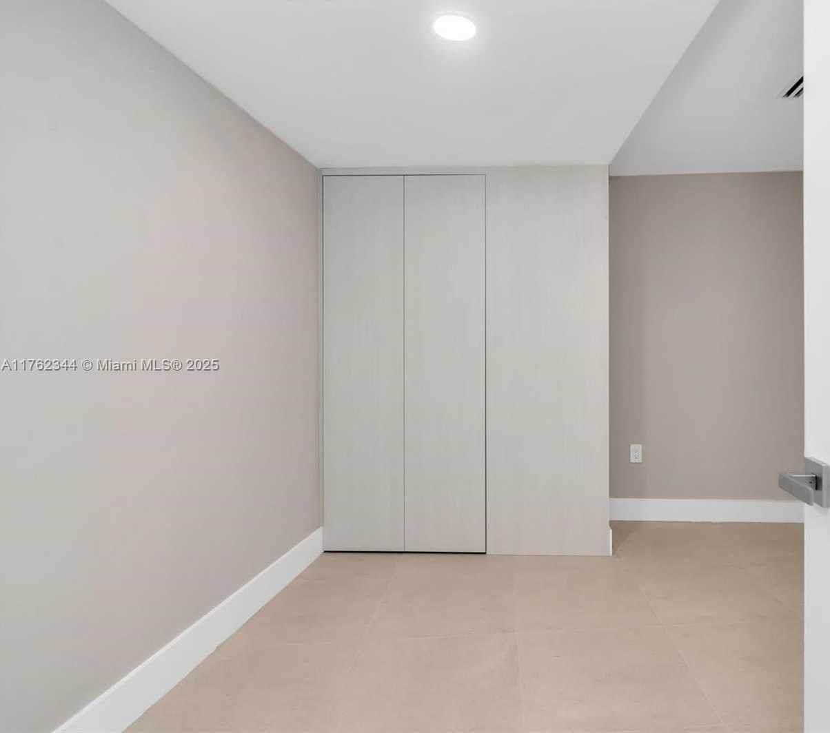 Small Image of 5255 Collins Ave, Miami, FL 33140, USA Number 41