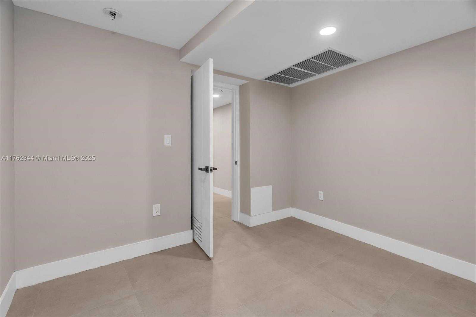 Small Image of 5255 Collins Ave, Miami, FL 33140, USA Number 42