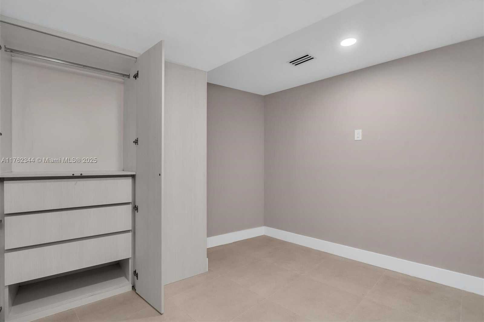 Small Image of 5255 Collins Ave, Miami, FL 33140, USA Number 43