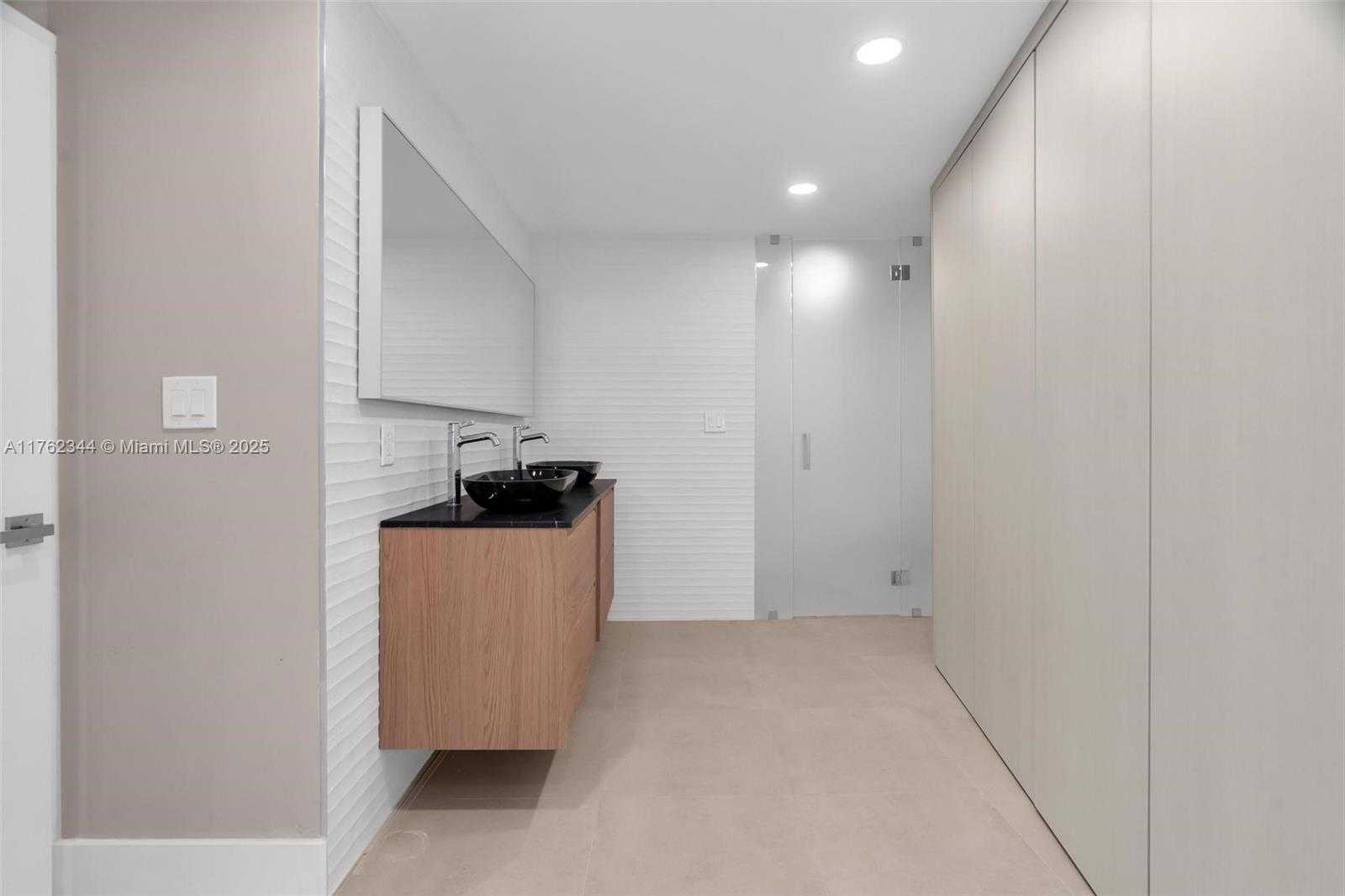 Small Image of 5255 Collins Ave, Miami, FL 33140, USA Number 7