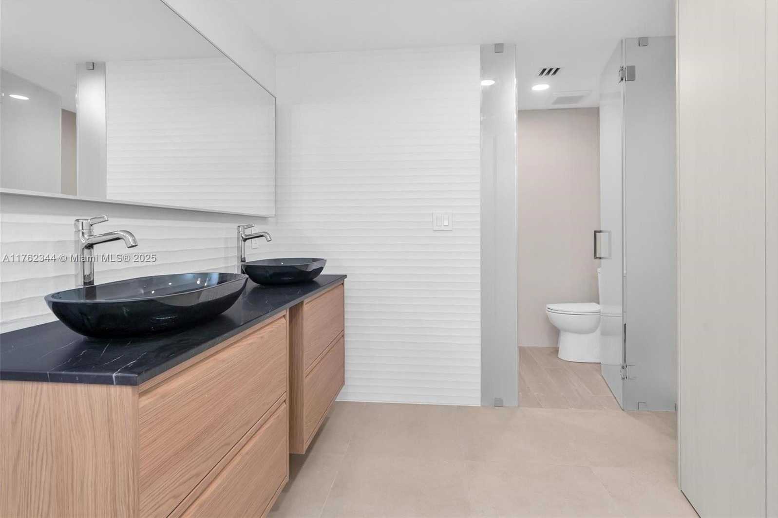 Small Image of 5255 Collins Ave, Miami, FL 33140, USA Number 8