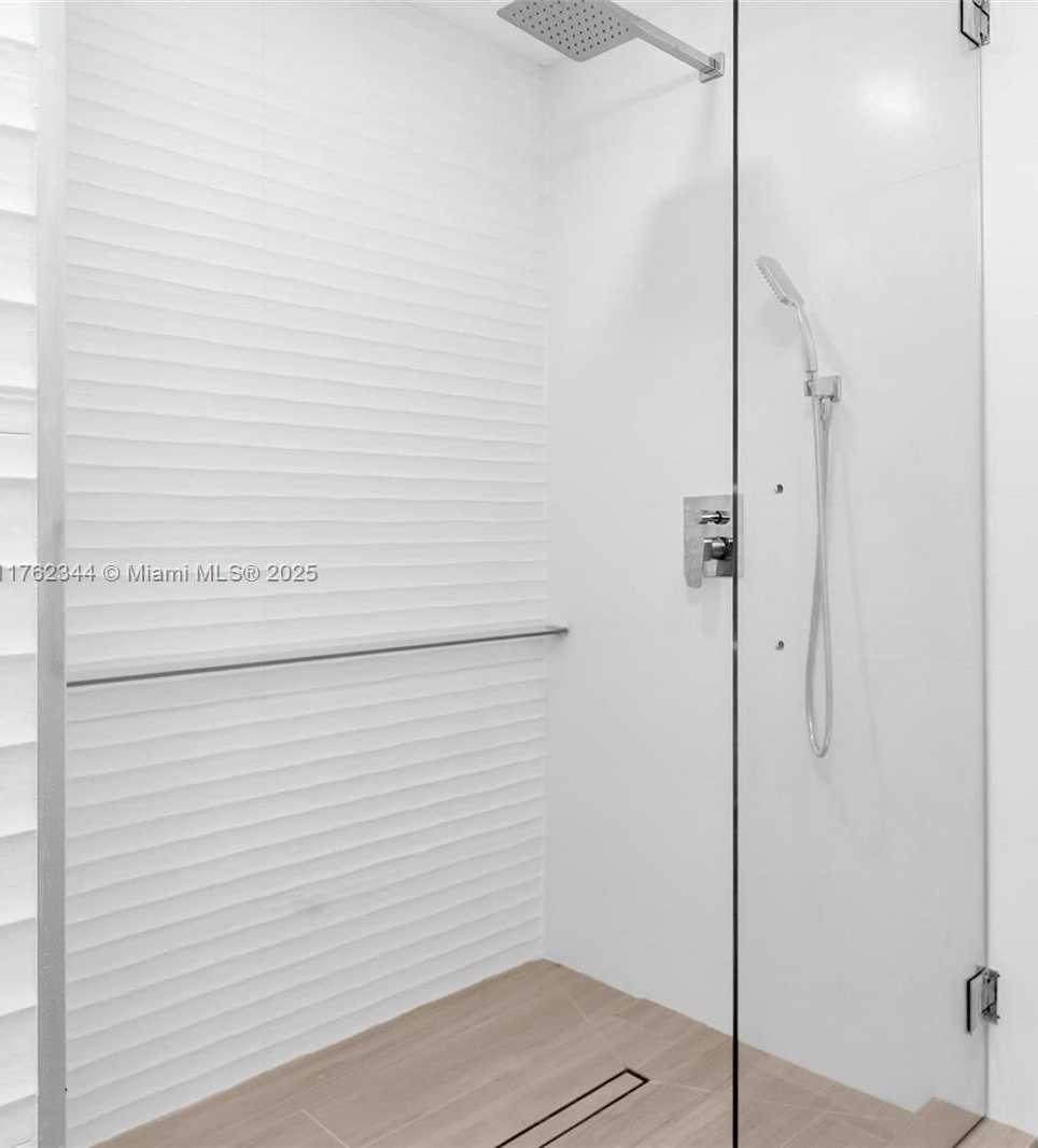 Small Image of 5255 Collins Ave, Miami, FL 33140, USA Number 9