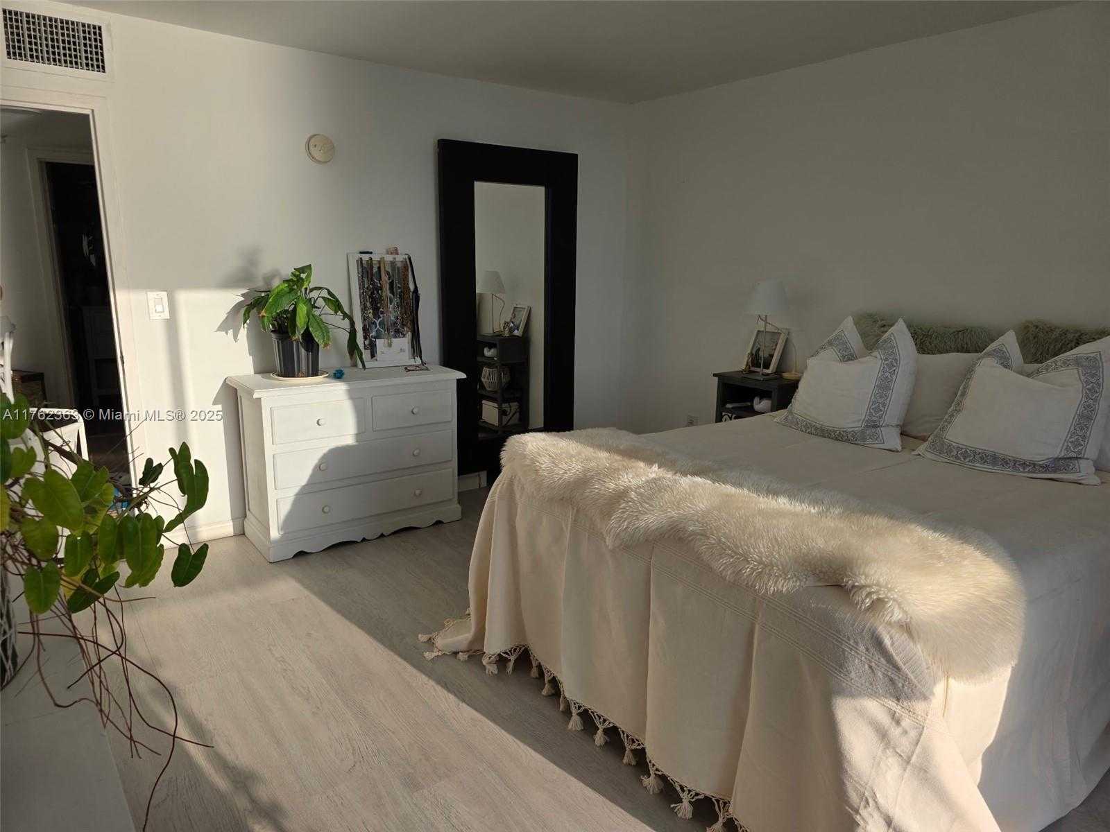 Small Image of 7928 WEST DR #307, North Bay Village Number 11
