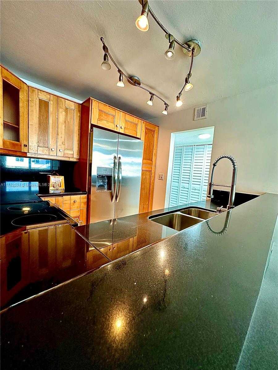 Small Image of 345 OCEAN DR #1022, Miami Beach Number 2