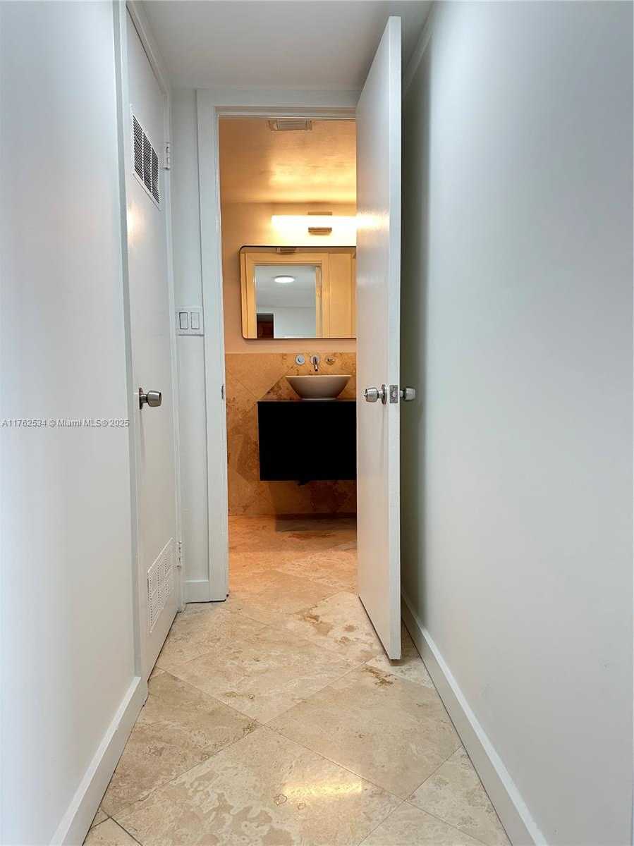 Small Image of 345 OCEAN DR #1022, Miami Beach Number 3