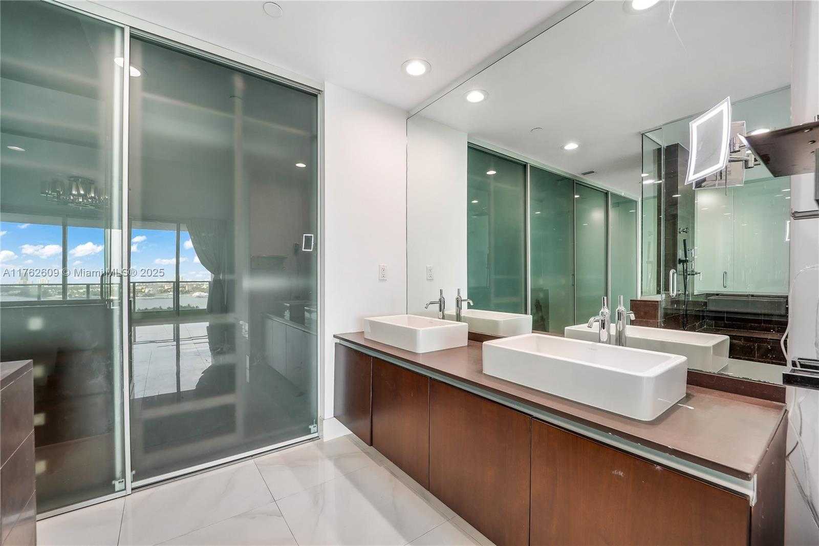 Small Image of 1040 BISCAYNE BLVD #1001, Miami Number 15
