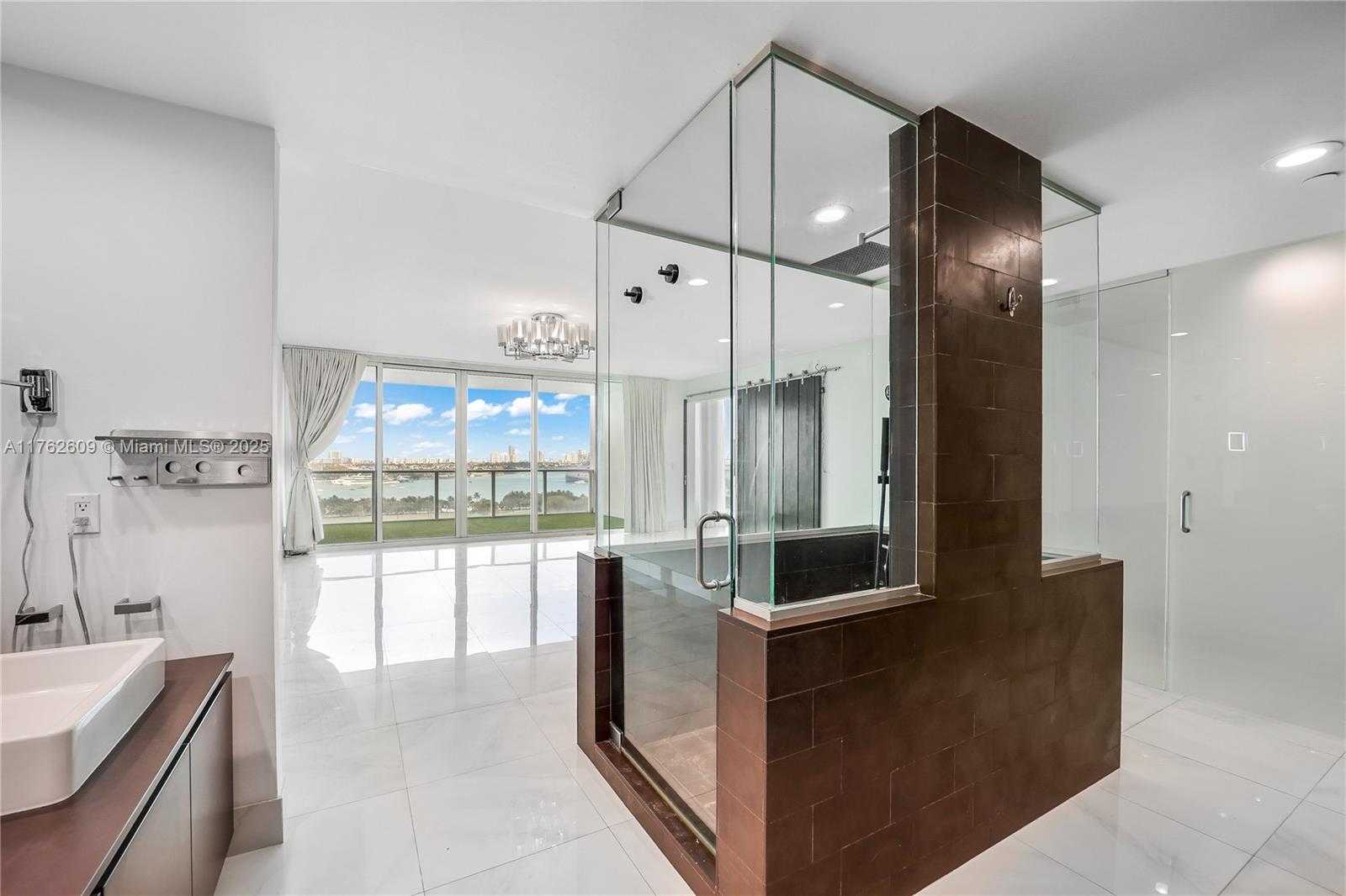 Small Image of 1040 BISCAYNE BLVD #1001, Miami Number 16