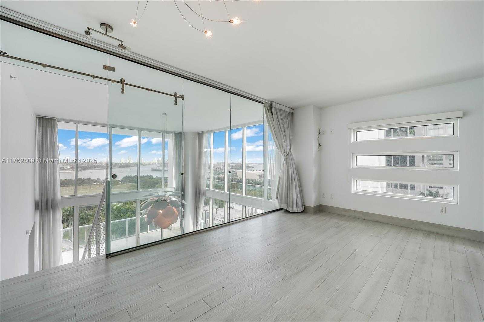 Small Image of 1040 BISCAYNE BLVD #1001, Miami Number 18