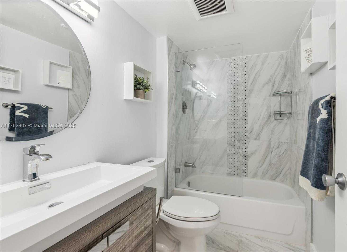 Small Image of 20225 #1816, Aventura Number 11
