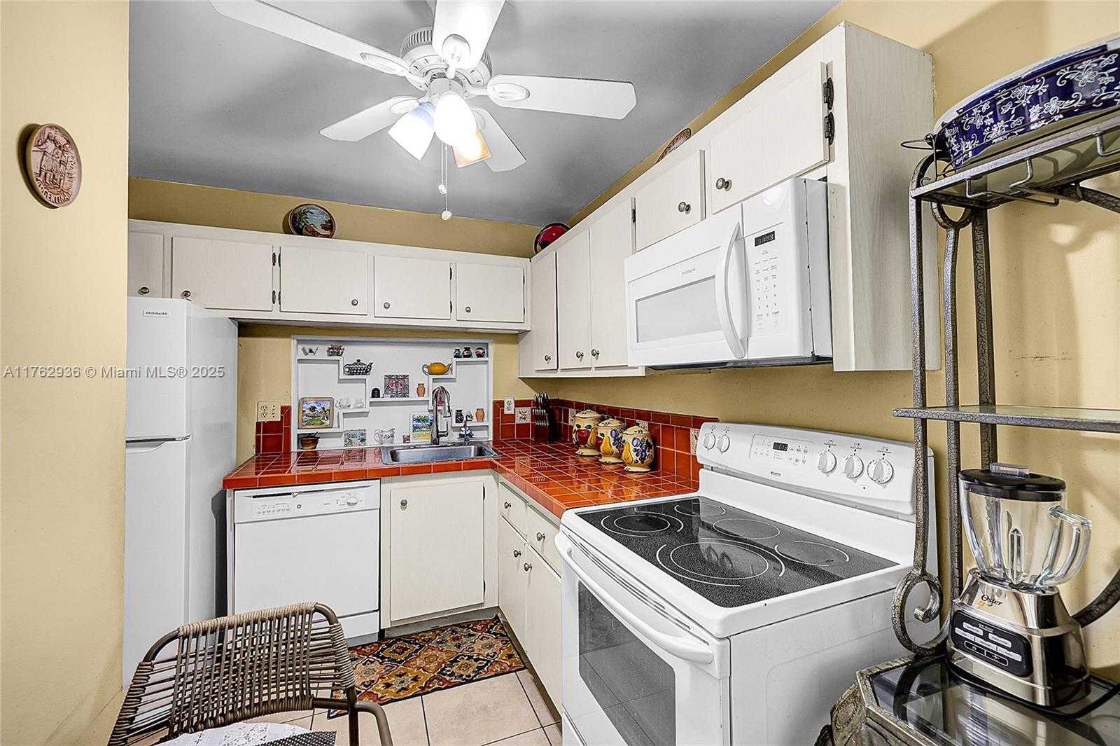 Small Image of 9440 POINCIANA PL #416, Davie Number 11