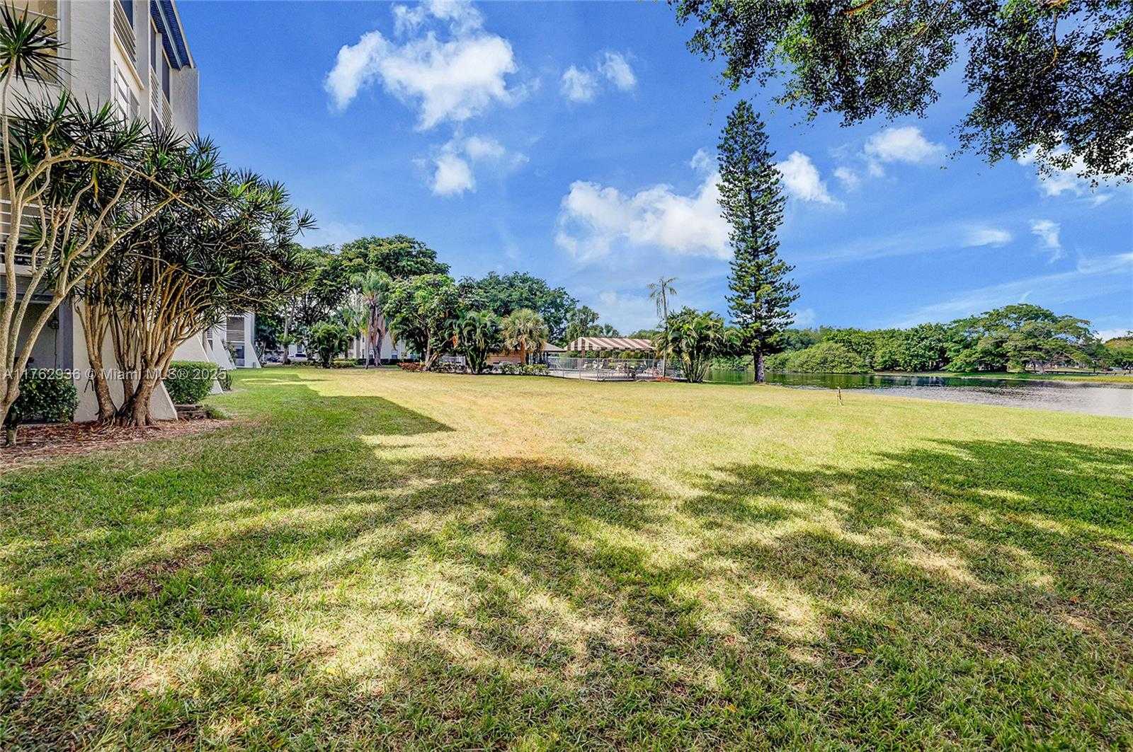 Small Image of 9440 POINCIANA PL #416, Davie Number 25