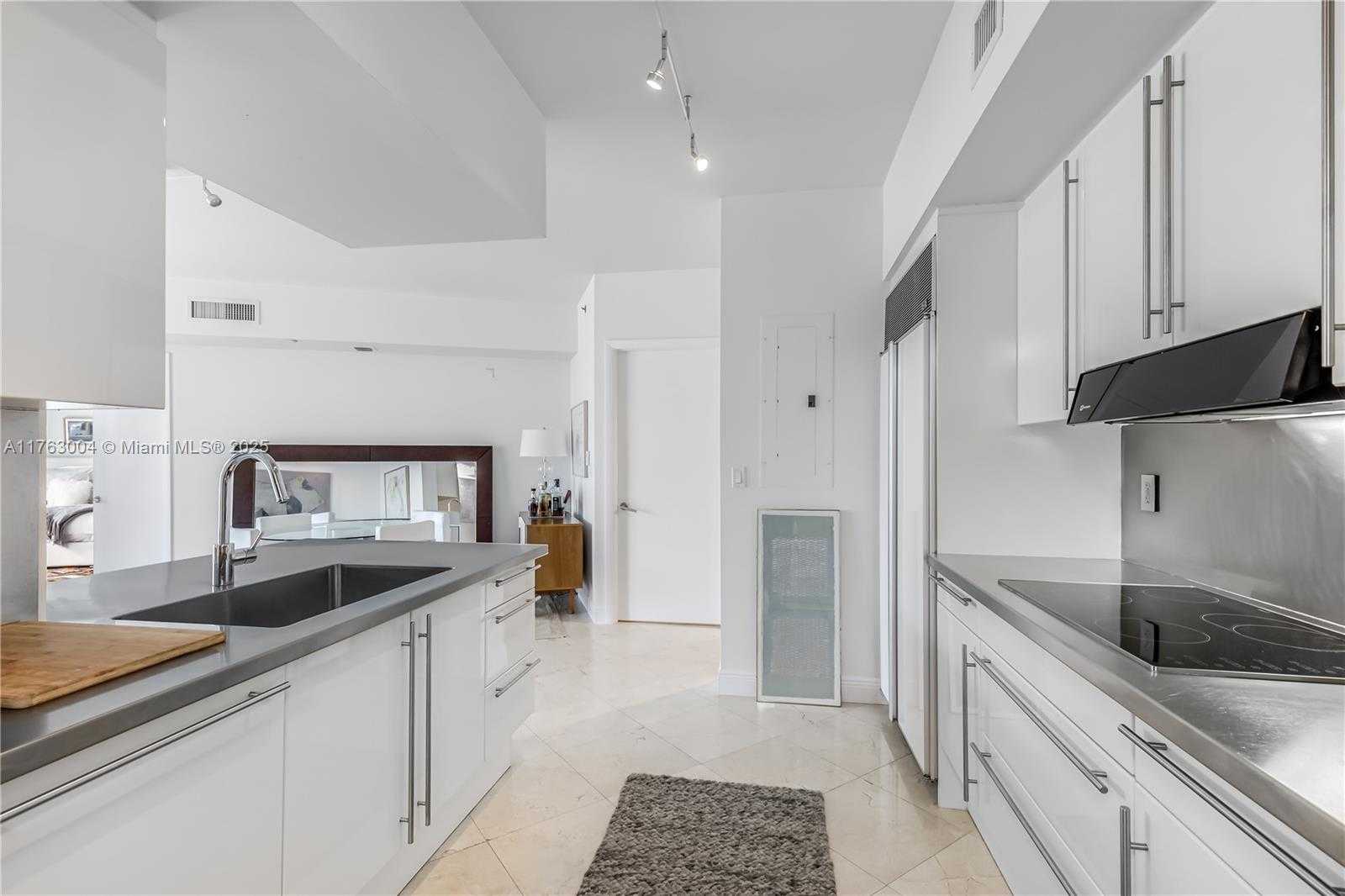 Small Image of 1000 SOUTH POINTE DR #506, Miami Beach Number 10