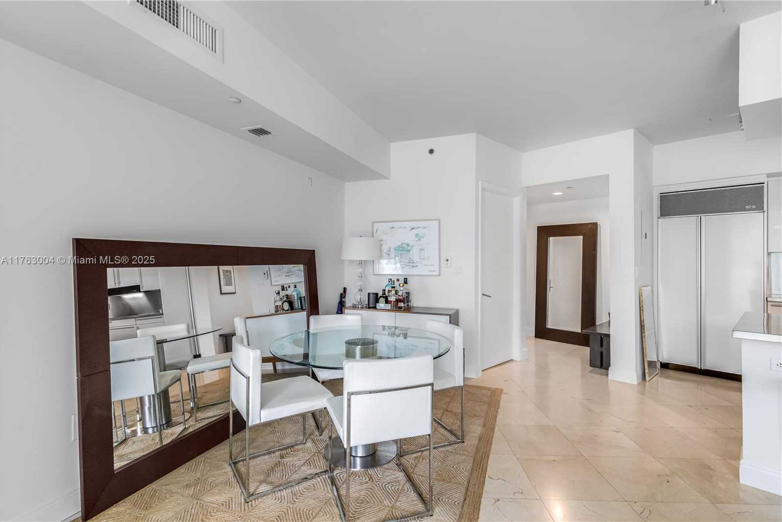 Small Image of 1000 SOUTH POINTE DR #506, Miami Beach Number 4