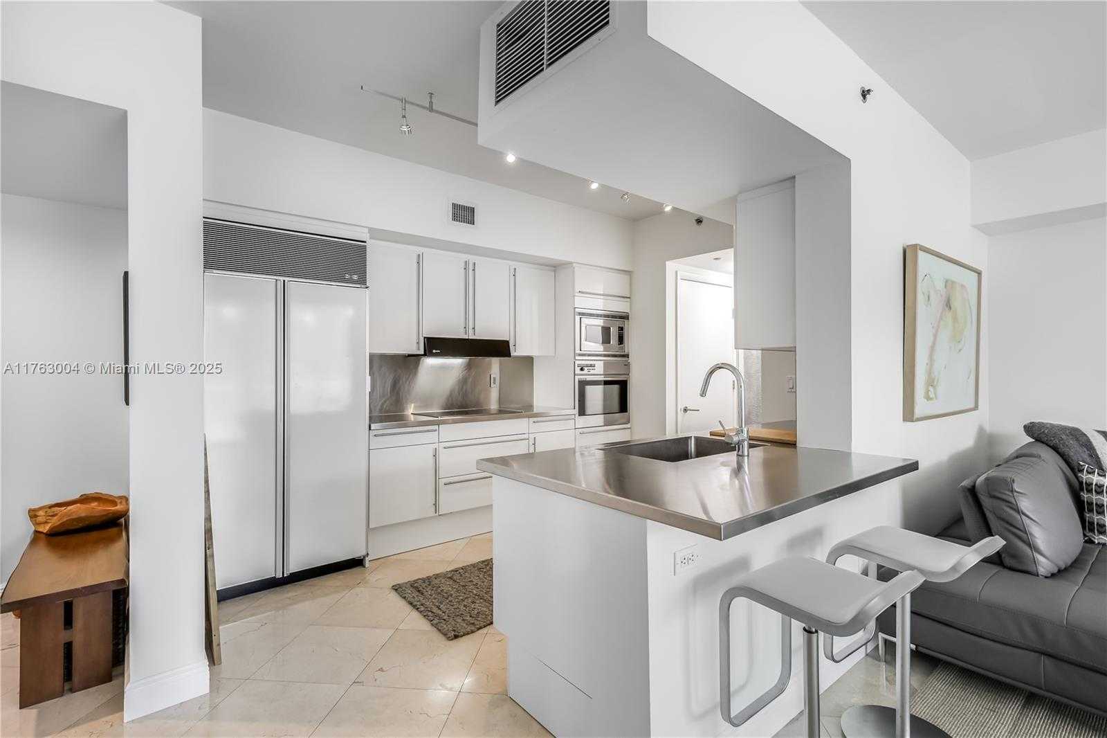 Small Image of 1000 SOUTH POINTE DR #506, Miami Beach Number 7