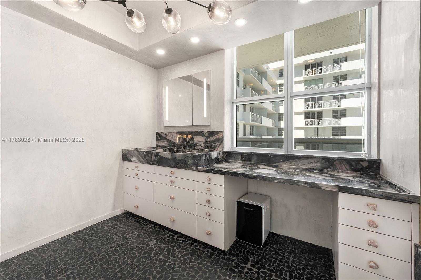 Small Image of 5801 COLLINS AVE #1200, Miami Beach Number 21