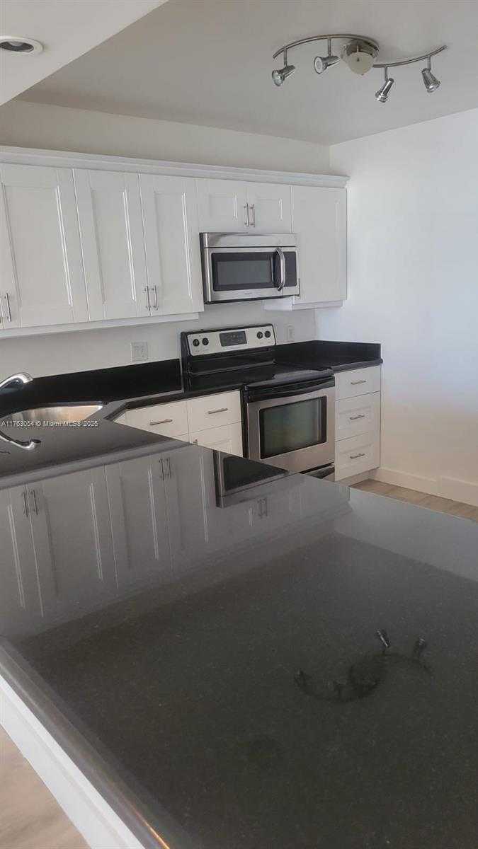 Small Image of 427 GOLDEN ISLES DR #11F, Hallandale Beach Number 12