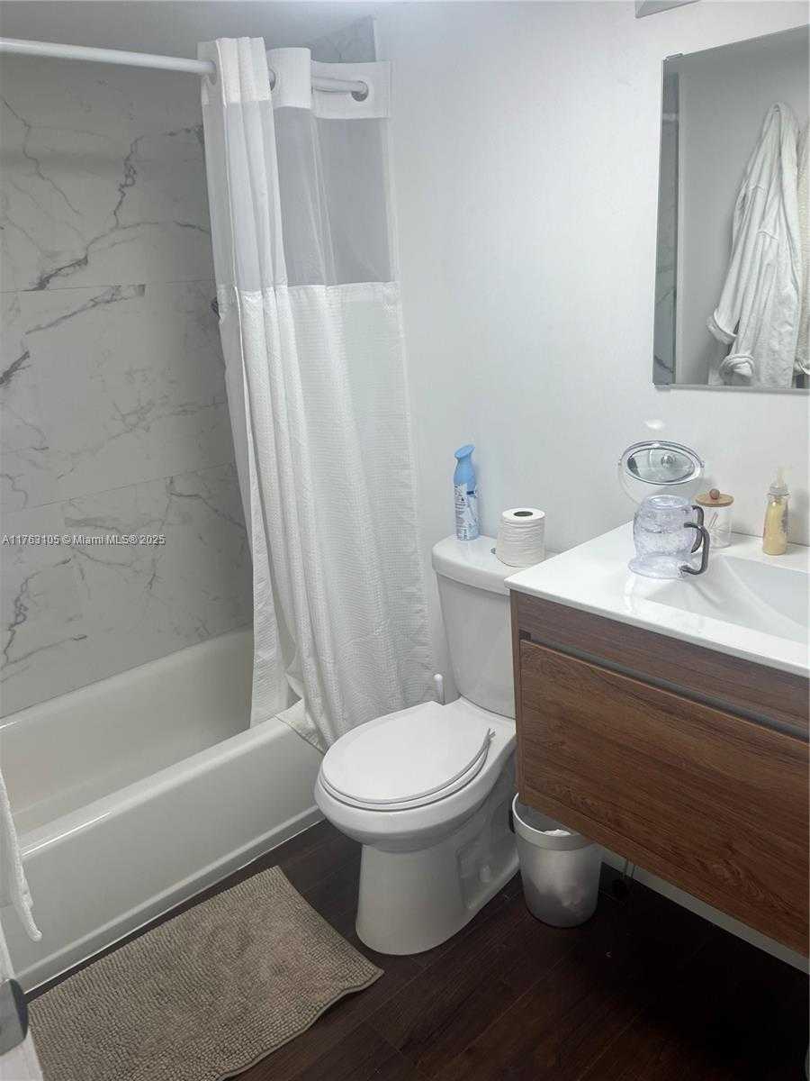 Small Image of 4101 PINE TREE DR #616, Miami Beach Number 3