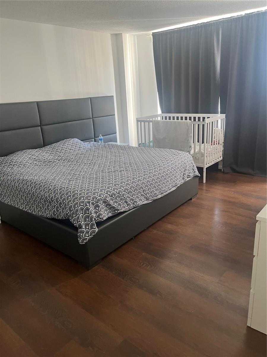 Small Image of 4101 PINE TREE DR #616, Miami Beach Number 4