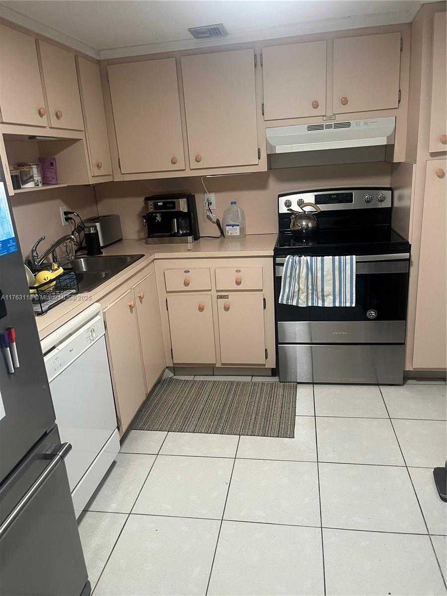 Small Image of 4101 PINE TREE DR #617, Miami Beach Number 3