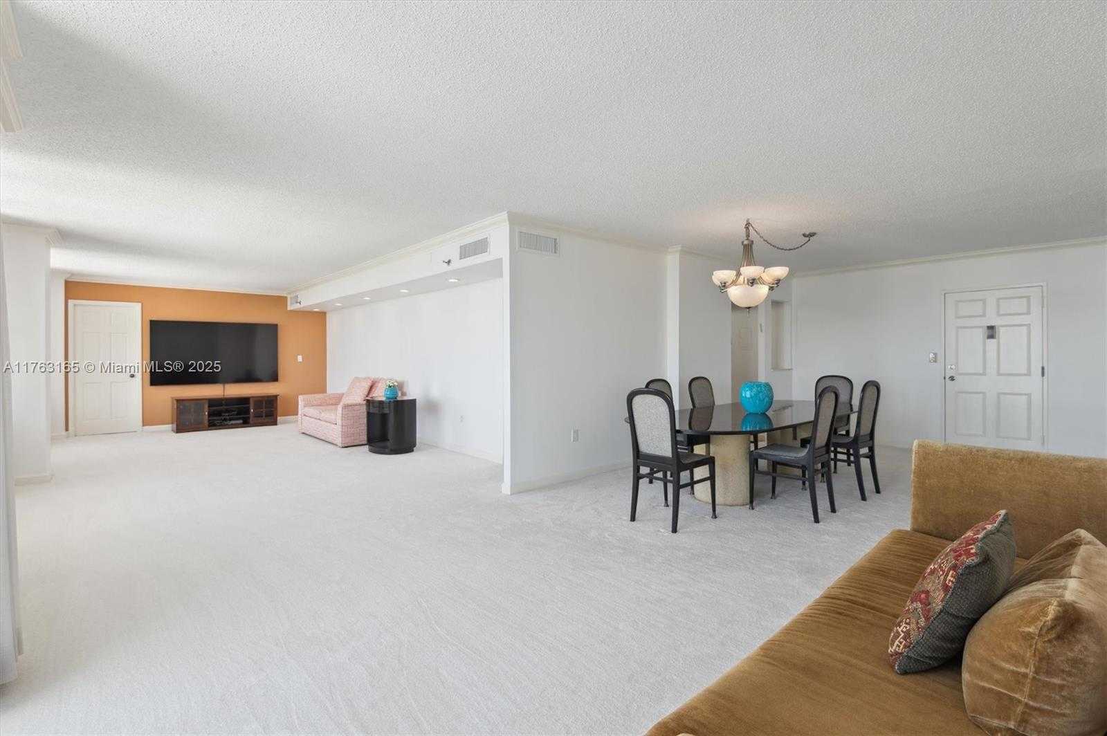 Small Image of 4101 PINE TREE DR #1812, Miami Beach Number 11
