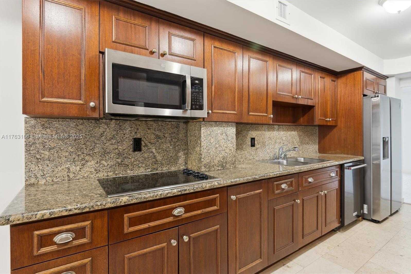 Small Image of 4101 PINE TREE DR #1812, Miami Beach Number 14