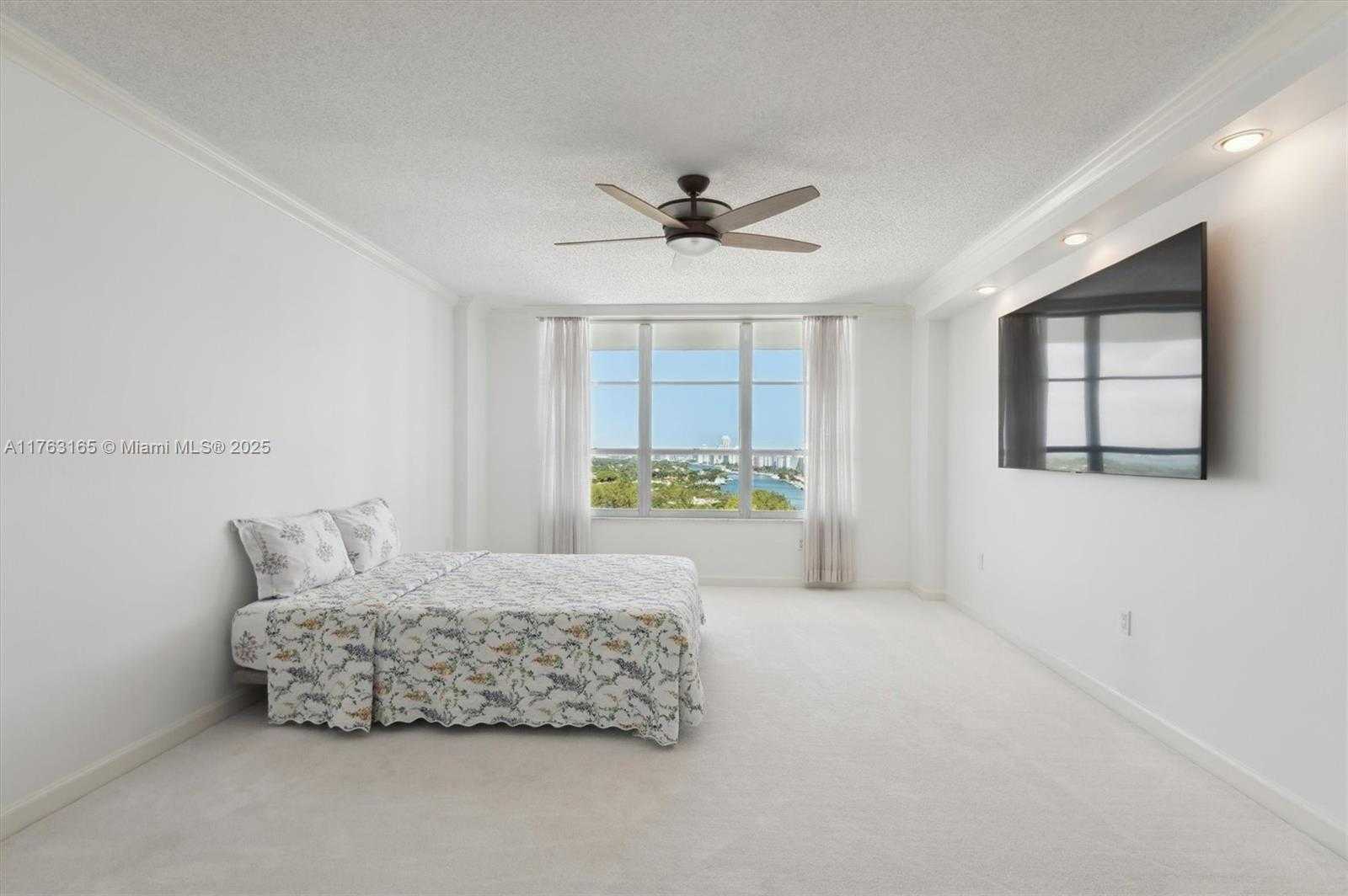 Small Image of 4101 PINE TREE DR #1812, Miami Beach Number 18
