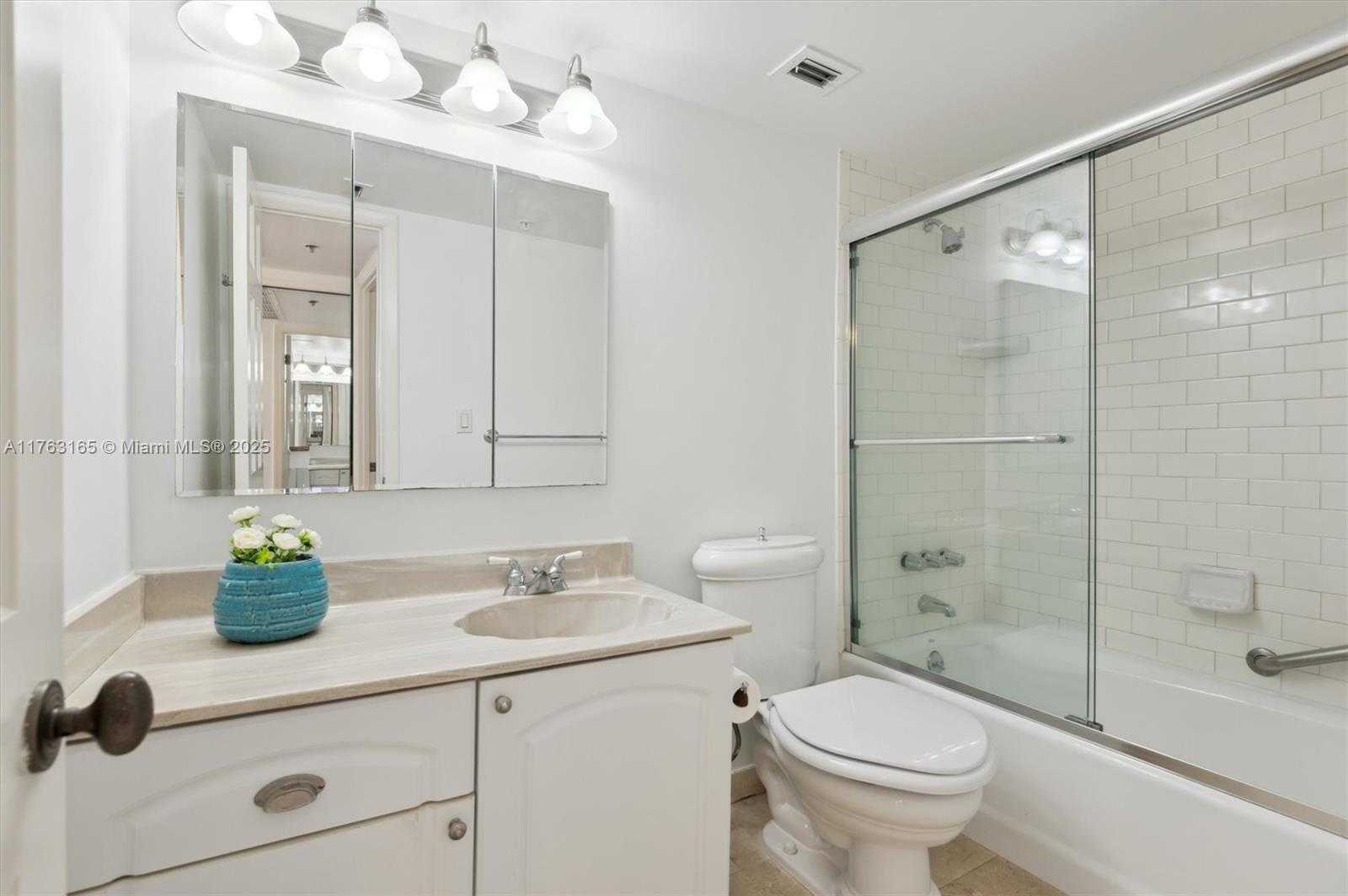 Small Image of 4101 PINE TREE DR #1812, Miami Beach Number 24