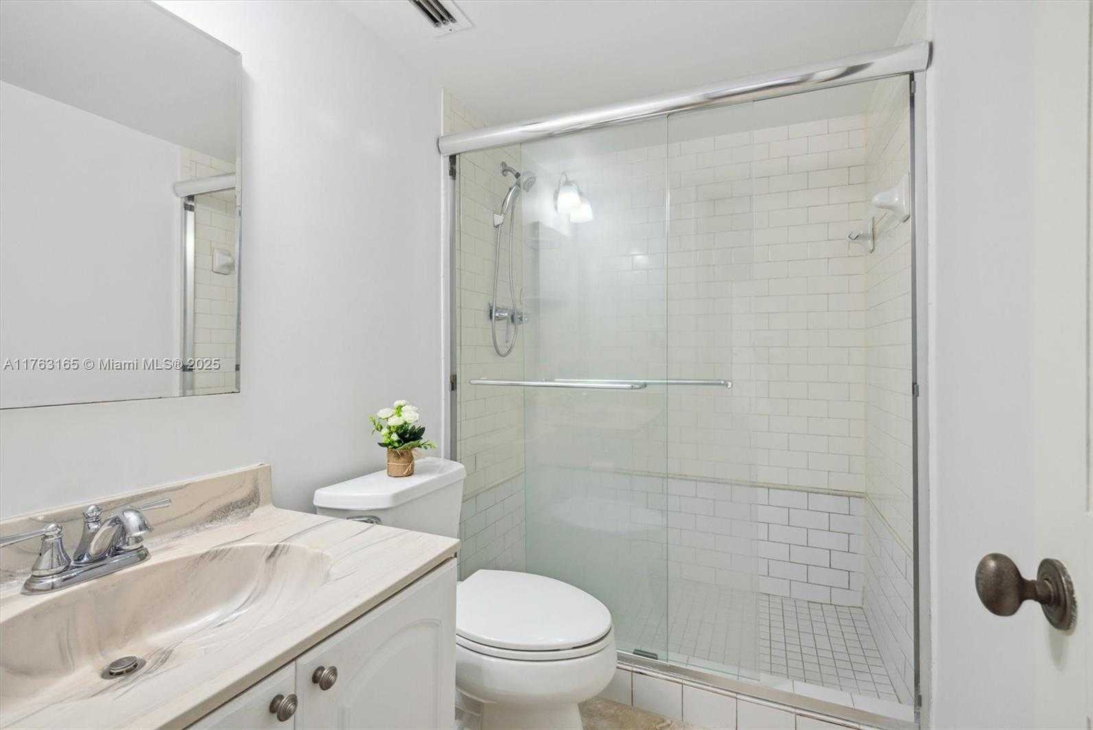 Small Image of 4101 PINE TREE DR #1812, Miami Beach Number 26