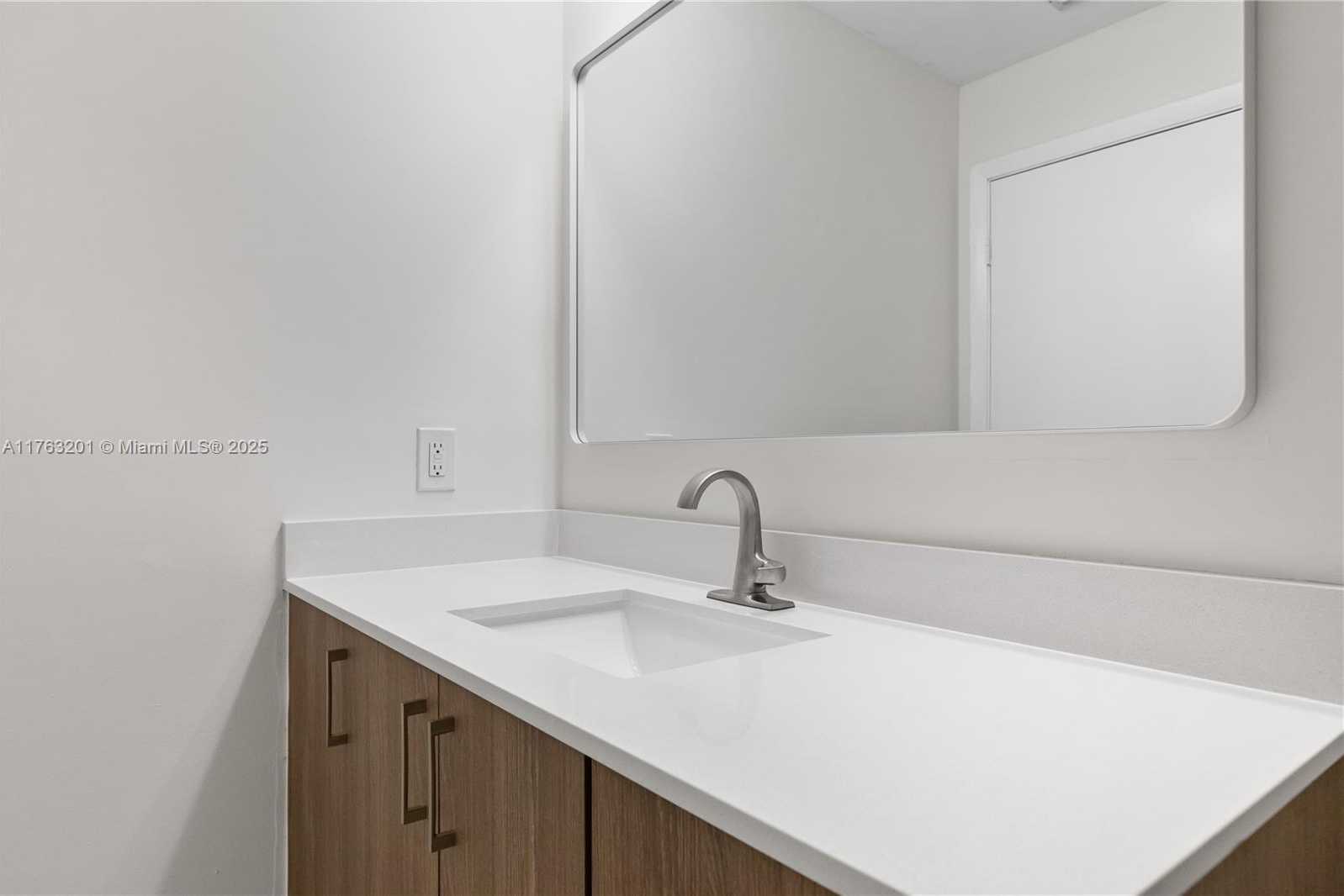 Small Image of 1900 NORTH BAYSHORE DR #1503, Miami Number 25