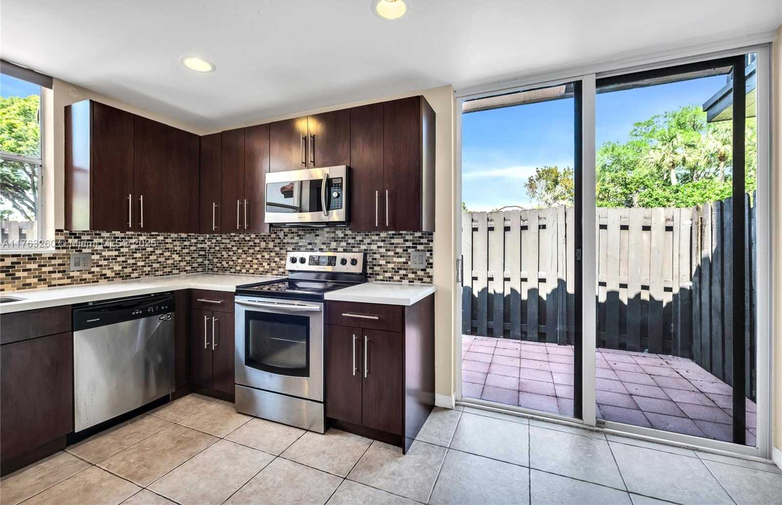 Small Image of 5762 FOX HOLLOW DR #C, Boca Raton Number 2