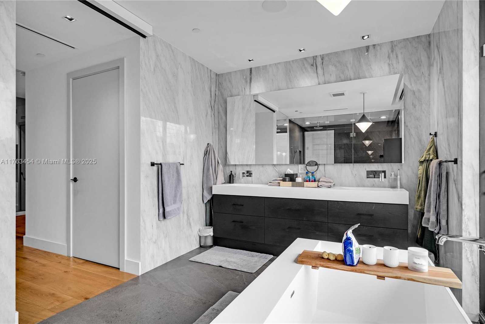 Small Image of 350 MERIDIAN AVE #PH, Miami Beach Number 19