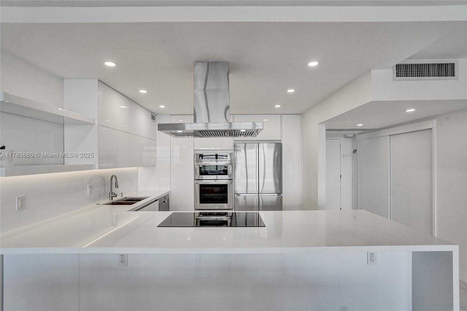 Small Image of 5700 COLLINS AVE #12E, Miami Beach Number 2