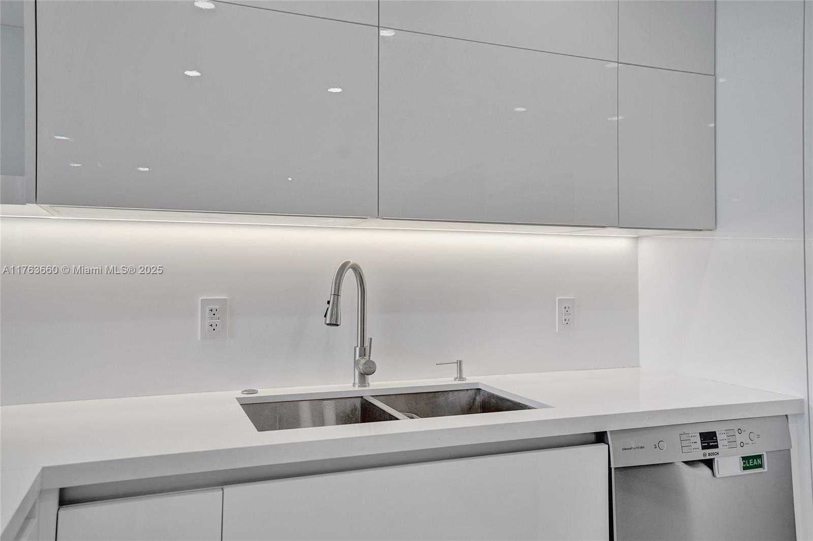 Small Image of 5700 COLLINS AVE #12E, Miami Beach Number 22