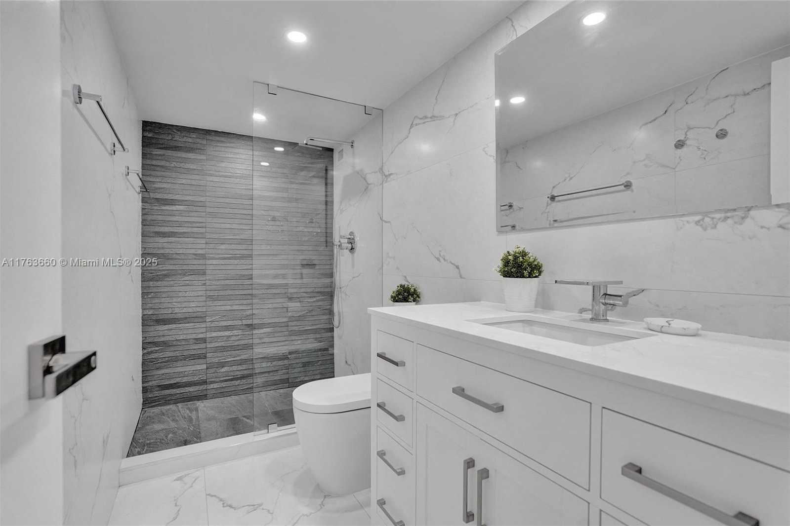 Small Image of 5700 COLLINS AVE #12E, Miami Beach Number 26