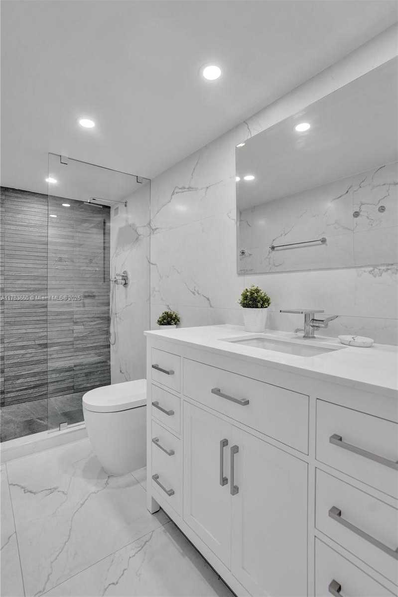 Small Image of 5700 COLLINS AVE #12E, Miami Beach Number 27