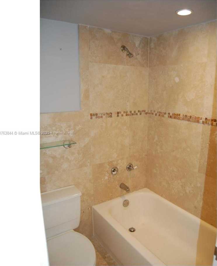 Small Image of 3301 NORTH COUNTRY CLUB DR #110, Aventura Number 4
