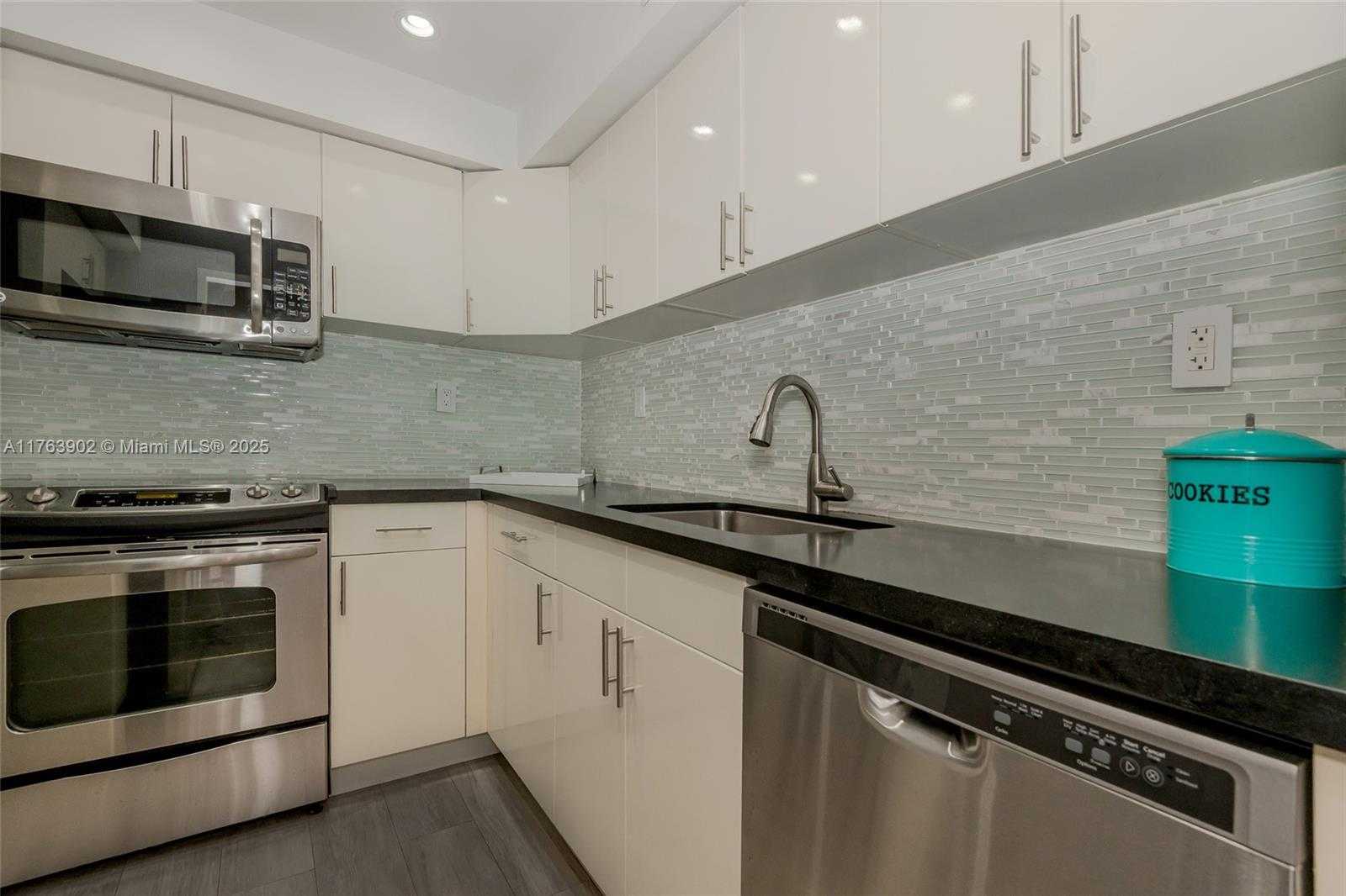 Small Image of 1200 WEST AVE #605, Miami Beach Number 15