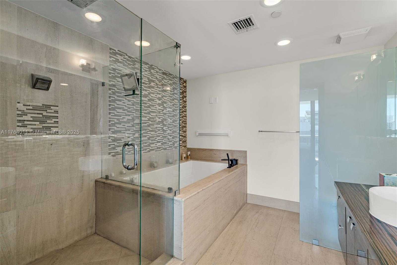 Small Image of 5875 COLLINS AVE #1704, Miami Beach Number 16