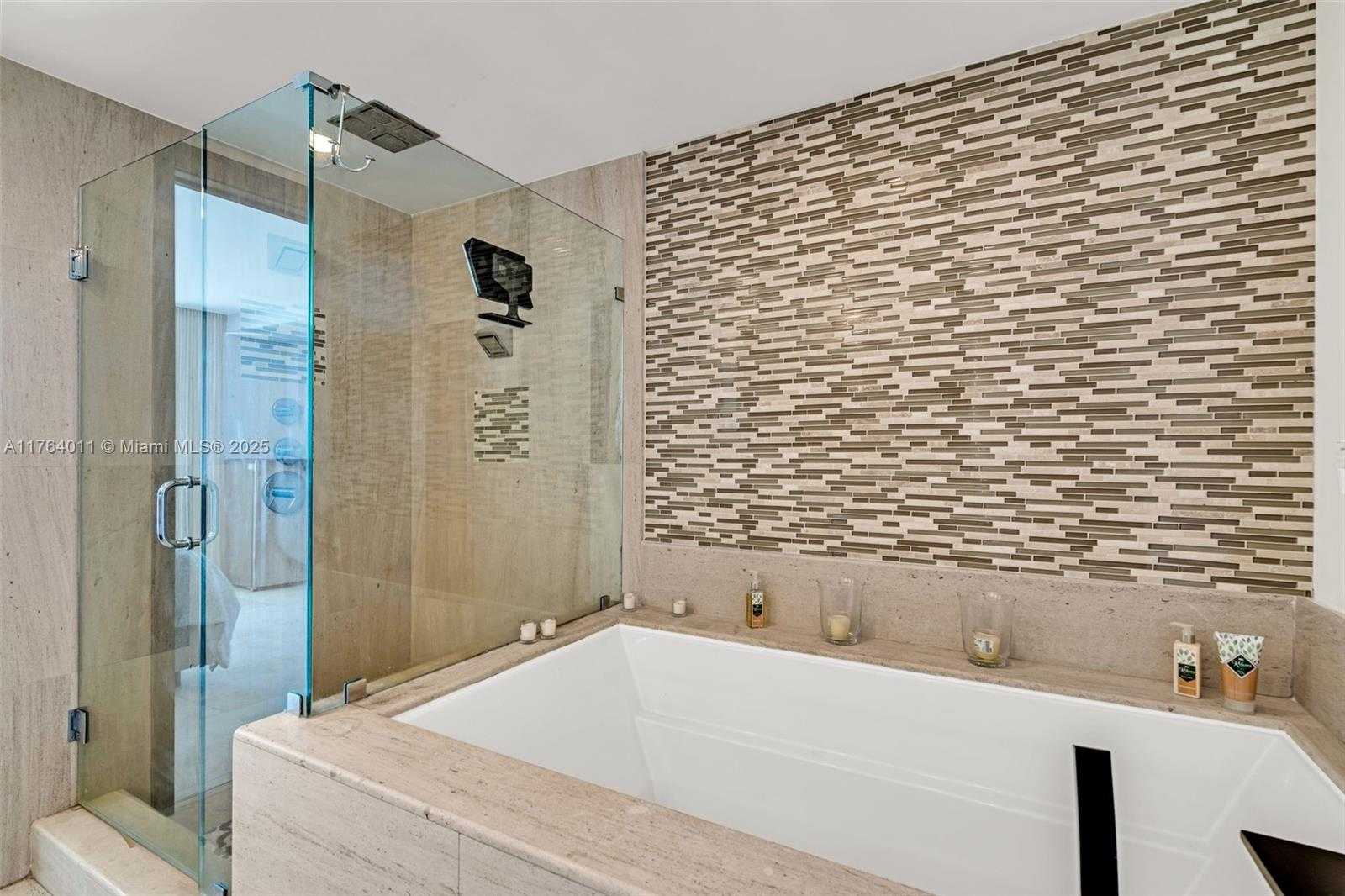 Small Image of 5875 COLLINS AVE #1704, Miami Beach Number 18