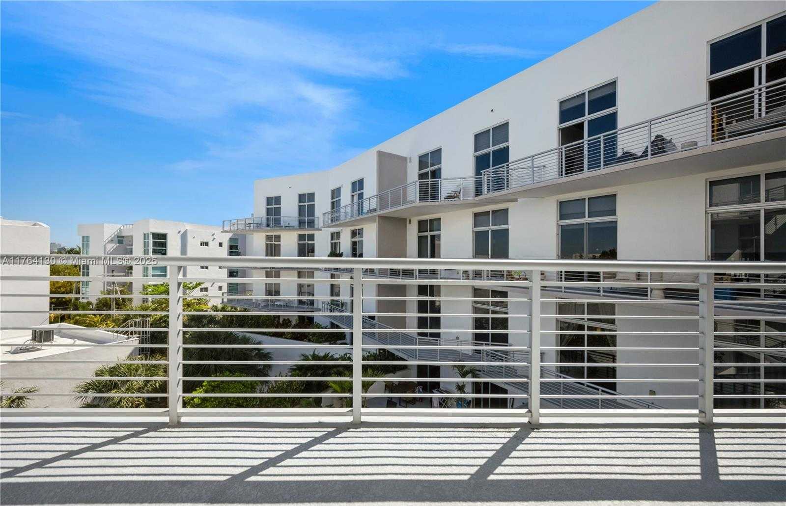 Small Image of 2001 MERIDIAN AVE #512, Miami Beach Number 2