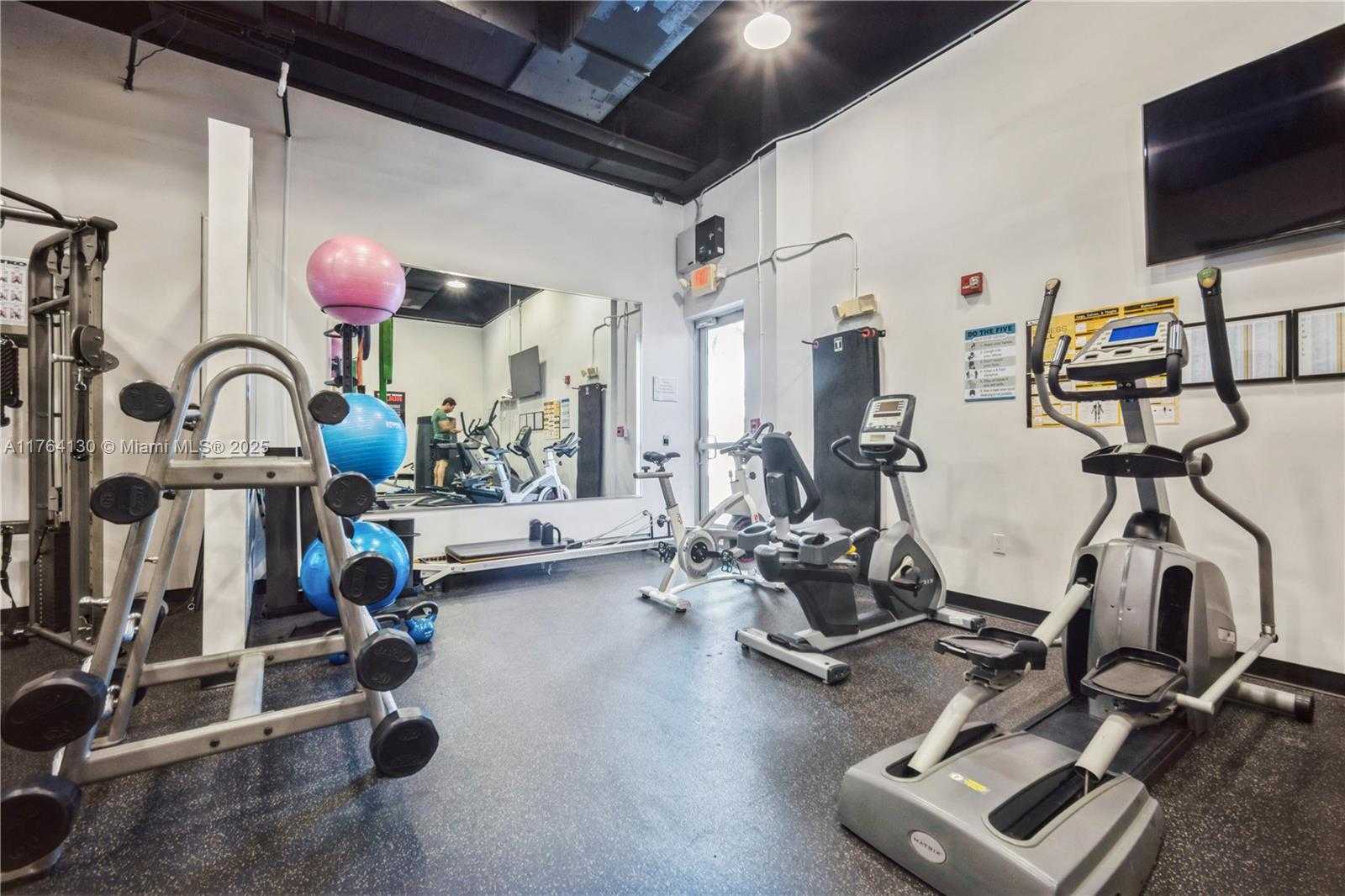 Small Image of 2001 MERIDIAN AVE #512, Miami Beach Number 23